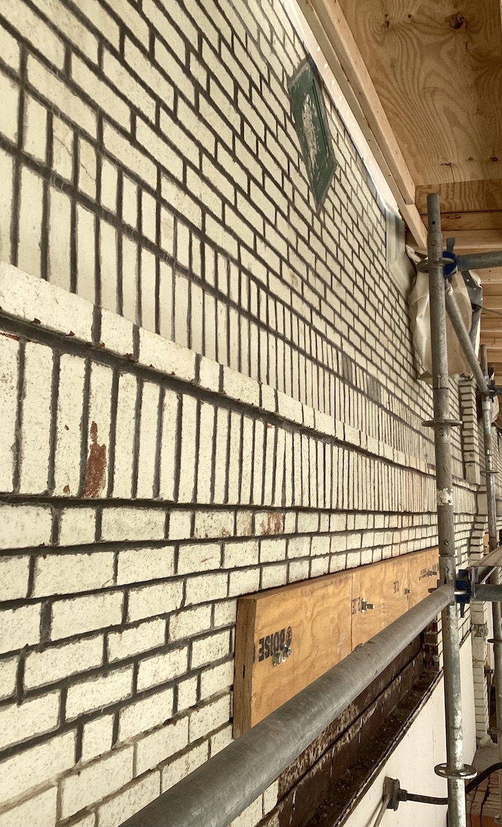 Brick masonry parapet wall