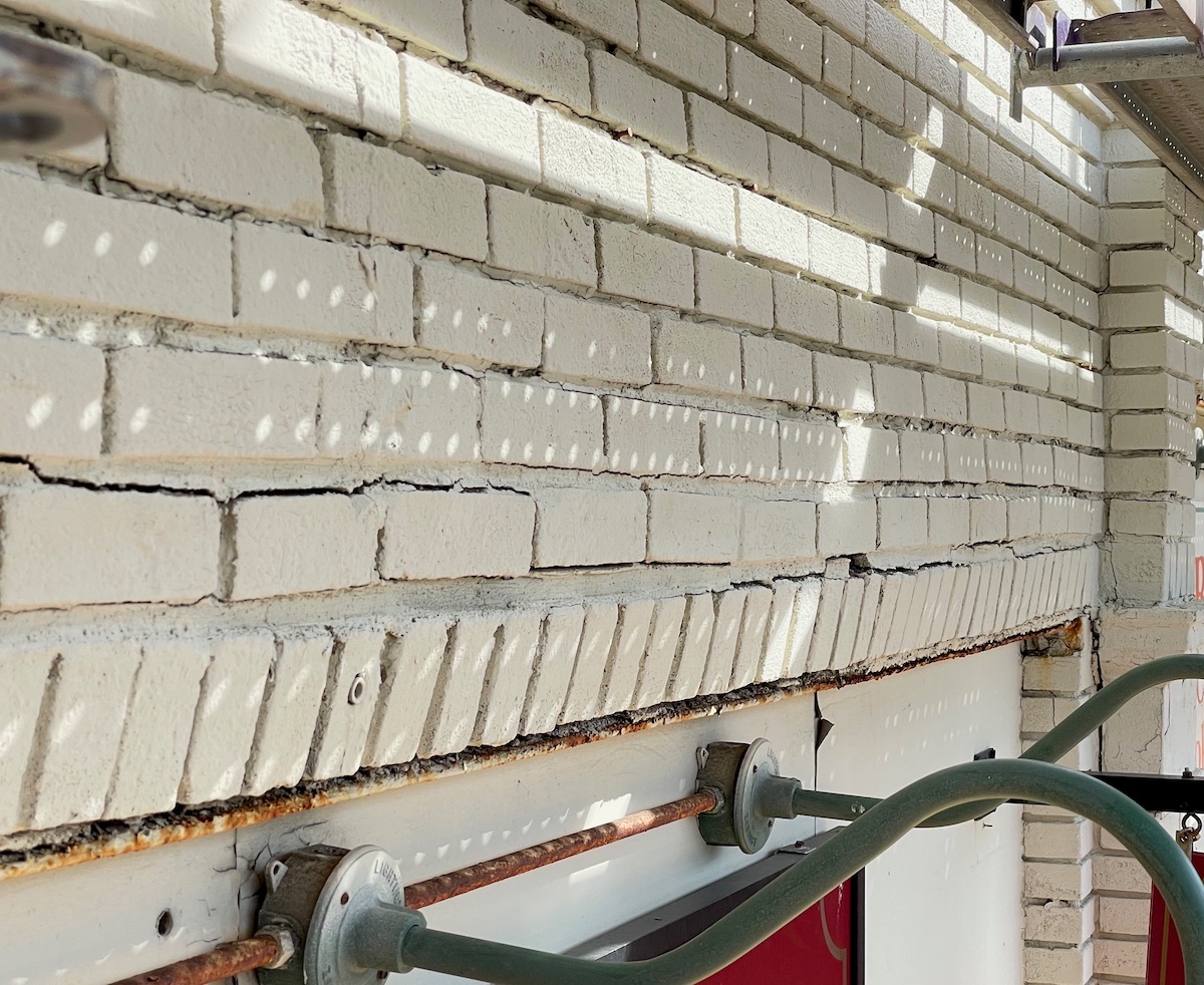 Brick masonry parapet wall