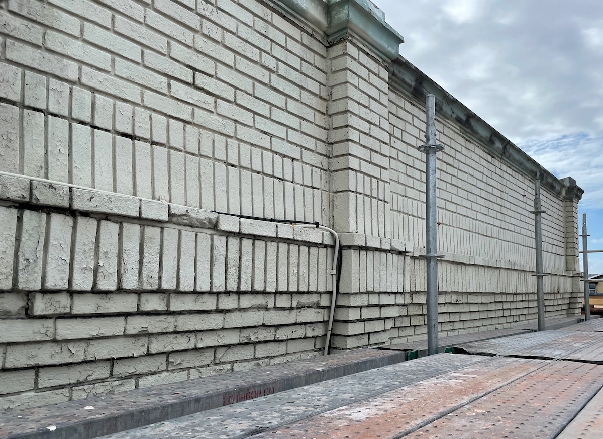 Brick masonry parapet wall